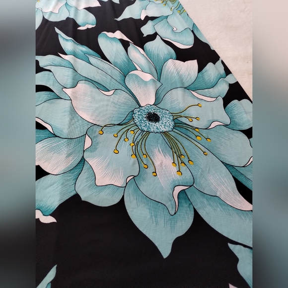 Kisses and hugs floral dress - Picture 2 of 7